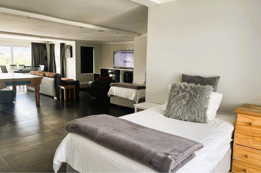 6 Bedroom Property for Sale in Perlemoenbaai Western Cape